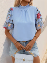 Bestickte Bluse mit Stehkragen und Puffärmeln