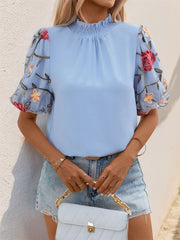 Bestickte Bluse mit Stehkragen und Puffärmeln