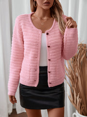 Strickjacke mit langen Ärmeln und Knöpfen