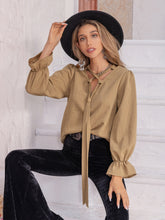 Bluse mit gerafften Volantärmeln