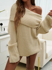 Schulterfreier Pullover mit extralangen Ärmeln