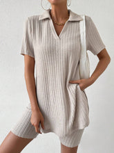 Kurzärmeliges Johnny-Collar-Oberteil und Shorts-Set