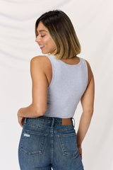 Zenana Crop-Top mit eckigem Ausschnitt und breiten Trägern