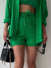 Set aus strukturiertem Hemd mit Knöpfen und Shorts mit Kordelzug