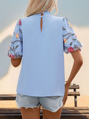 Bestickte Bluse mit Stehkragen und Puffärmeln
