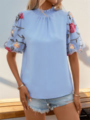 Bestickte Bluse mit Stehkragen und Puffärmeln