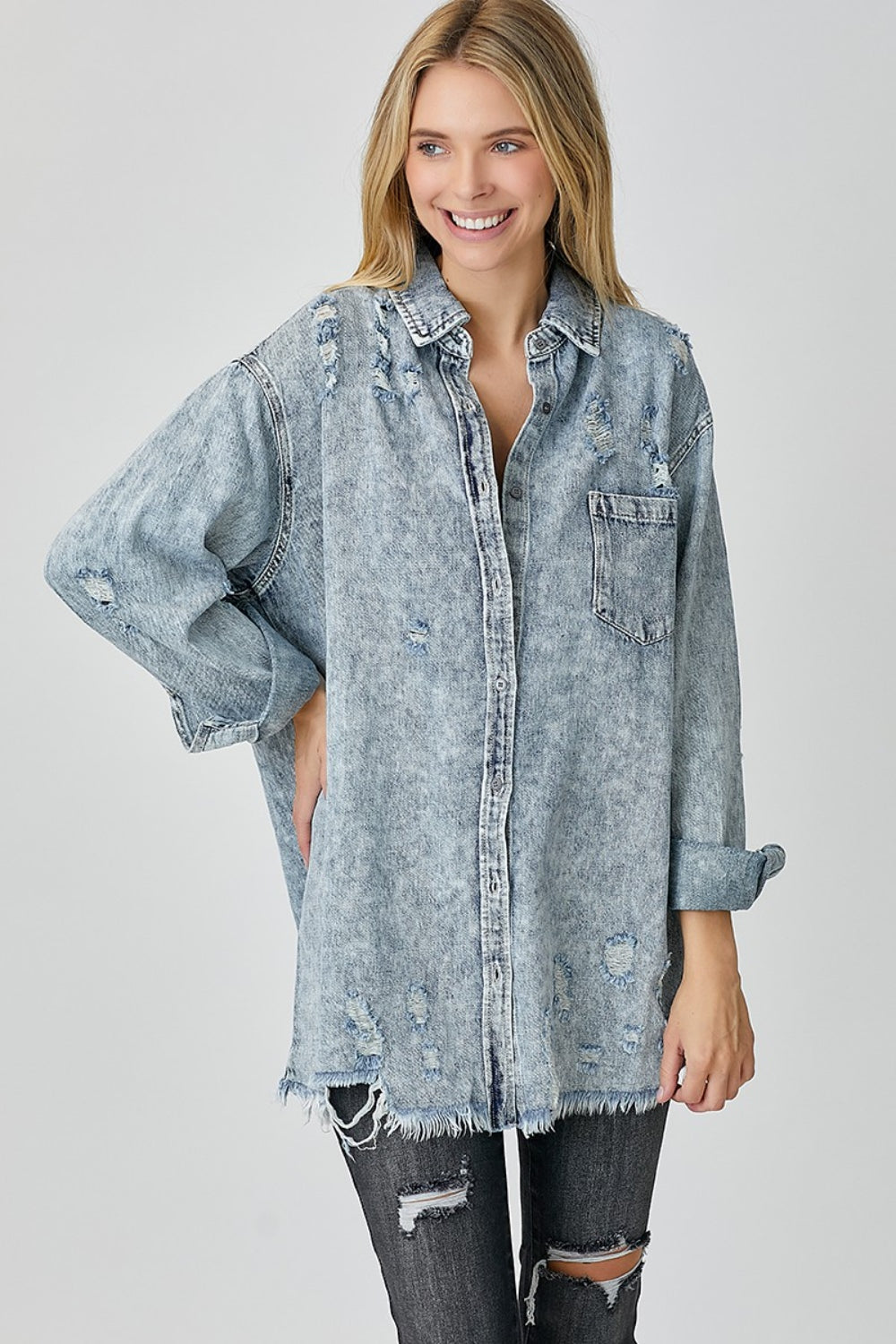 RISEN Distressed Denimhemd mit offener Saumkante