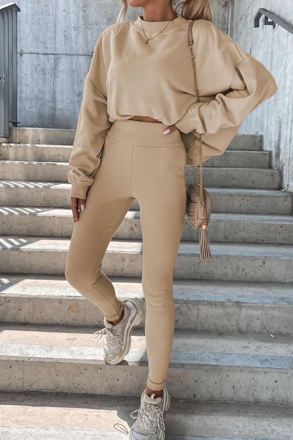 Set aus Sweatshirt mit Rundhalsausschnitt, überschnittenen Schultern und Hose
