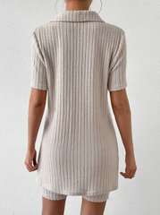 Kurzärmeliges Johnny-Collar-Oberteil und Shorts-Set