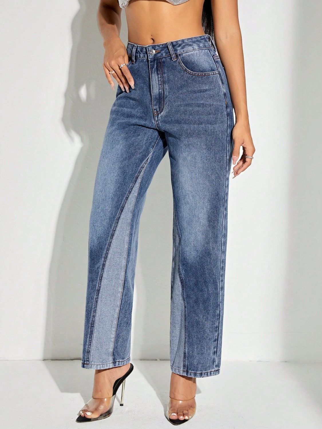 Kontrastierende Patchwork-Jeans mit geradem Bein und Taschen